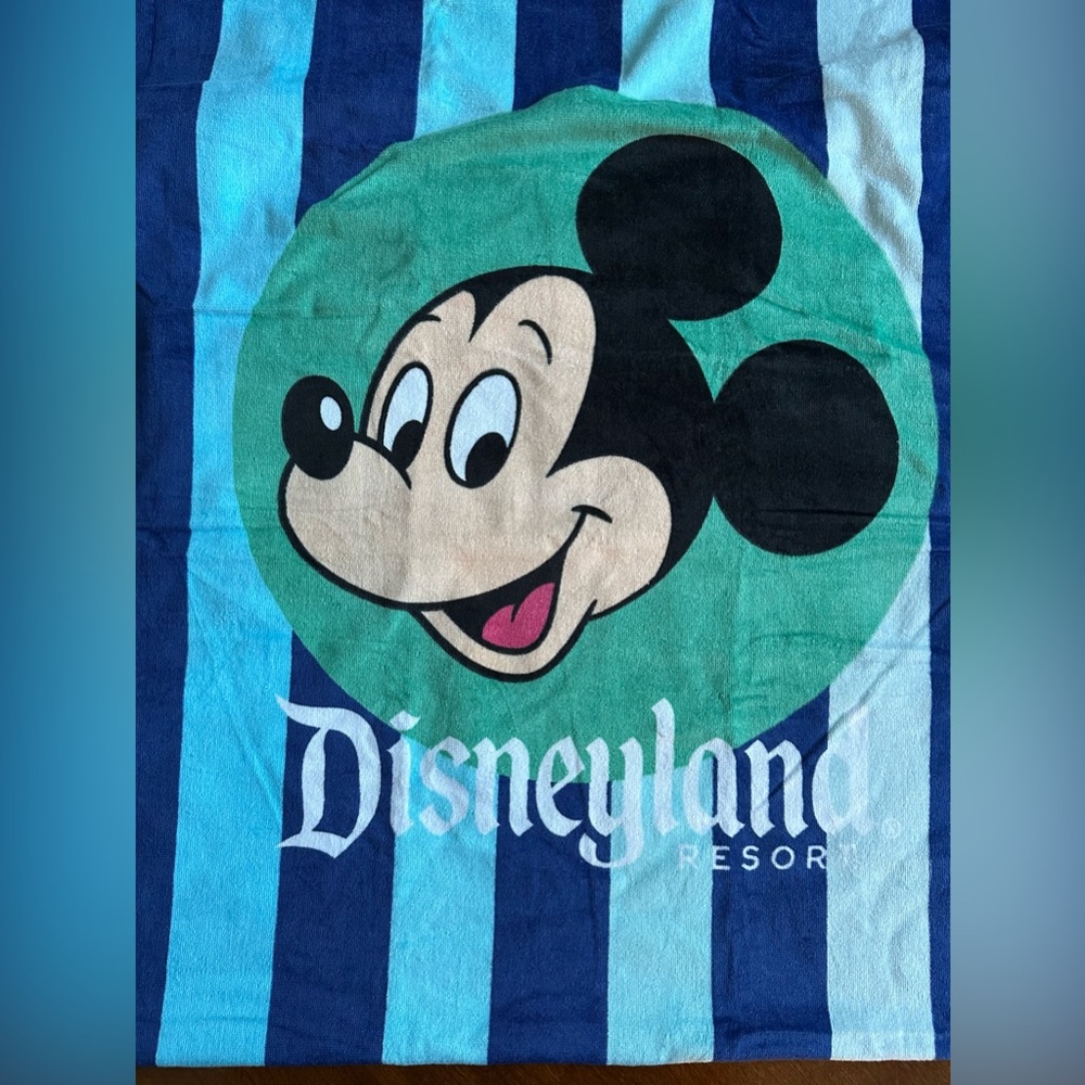 Disneyland Beach and Pool Lounge Chair Towel with Pocket - NWOT